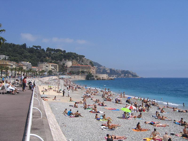 Plage de Nice (2).JPG - The beach in Nice has little rocks called "galets" instead of sand